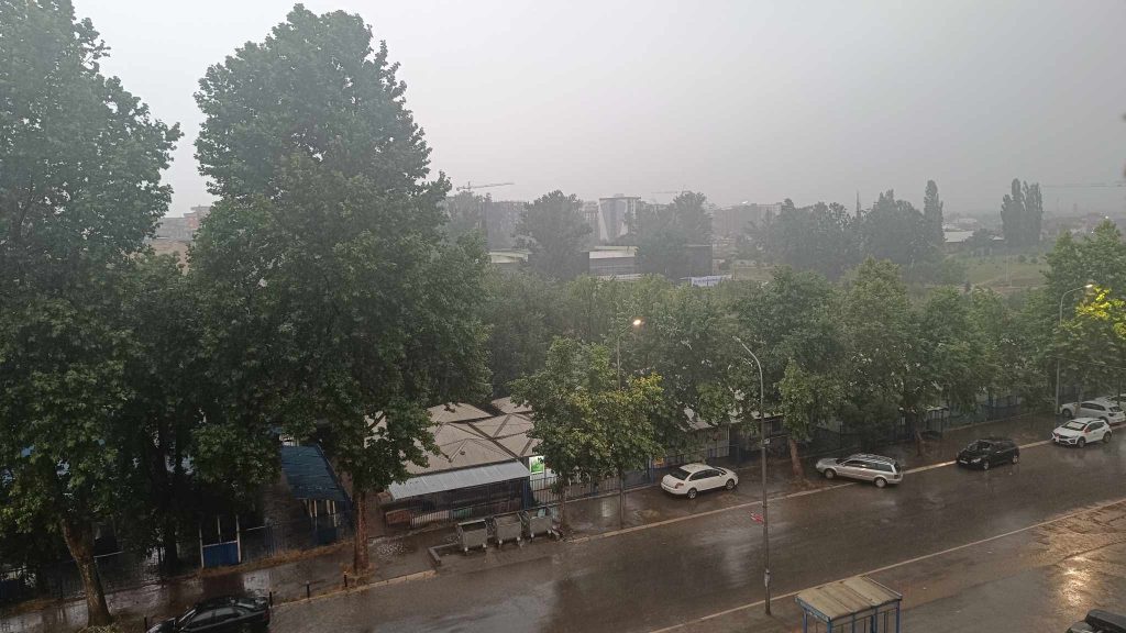 Σερβία: H στιγμή που μεγάλο τμήμα δρόμου «καταρρέει» λόγω των σφοδρών βροχοπτώσεων – Δείτε βίντεο