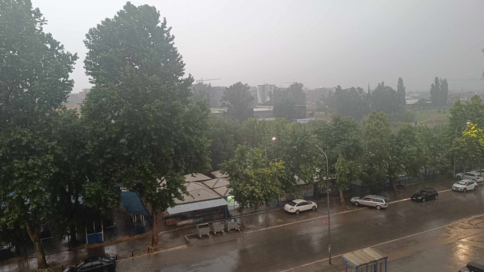 Σερβία: H στιγμή που μεγάλο τμήμα δρόμου «καταρρέει» λόγω των σφοδρών βροχοπτώσεων – Δείτε βίντεο