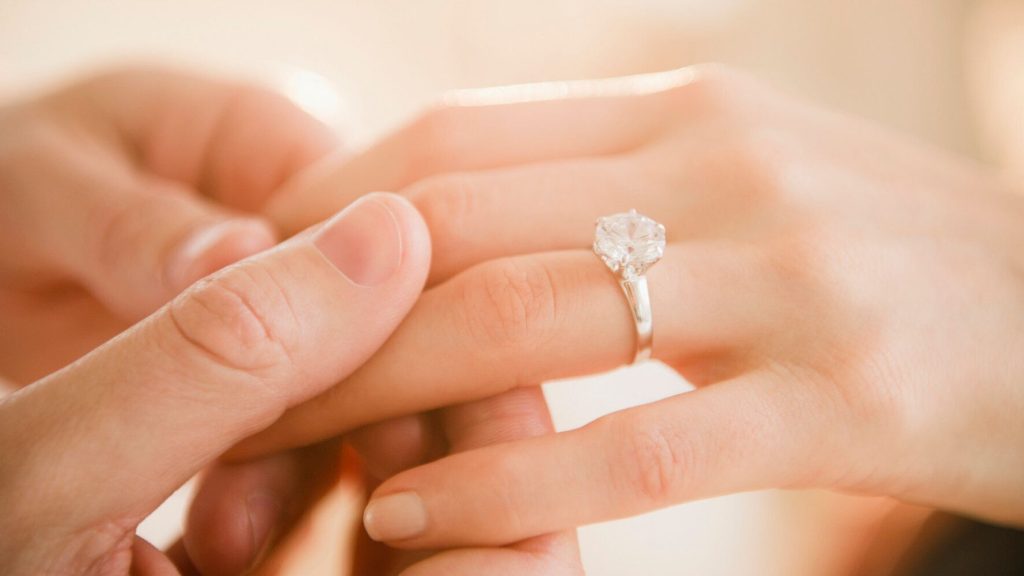 Αυτός είναι ο λόγος που βάζουμε το μονόπετρο στον παράμεσο του αριστερού χεριού