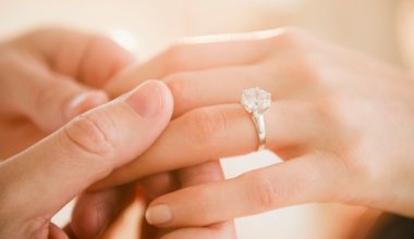 Αυτός είναι ο λόγος που βάζουμε το μονόπετρο στον παράμεσο του αριστερού χεριού