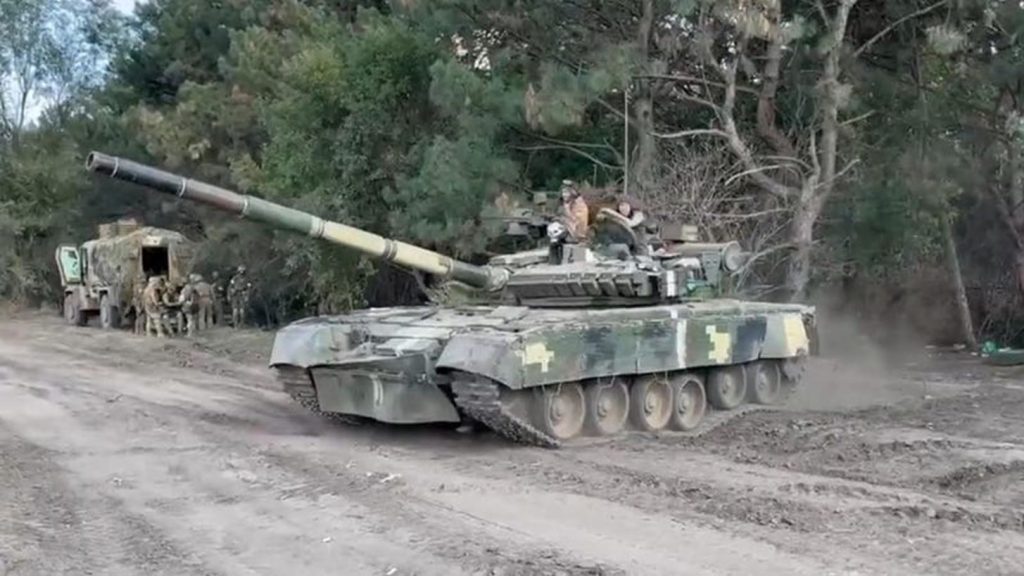 Βίντεο με δεκάδες κατεστραμμένα ουκρανικά τεθωρακισμένα άρματα μάχης σε δρόμο έξω από το Ποκρόβσκ