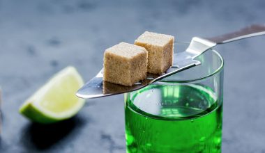 Aψέντι: Όλα όσα πρέπει να ξέρετε για το ποτό που αποκαλούσαν και «πράσινη νεράιδα»