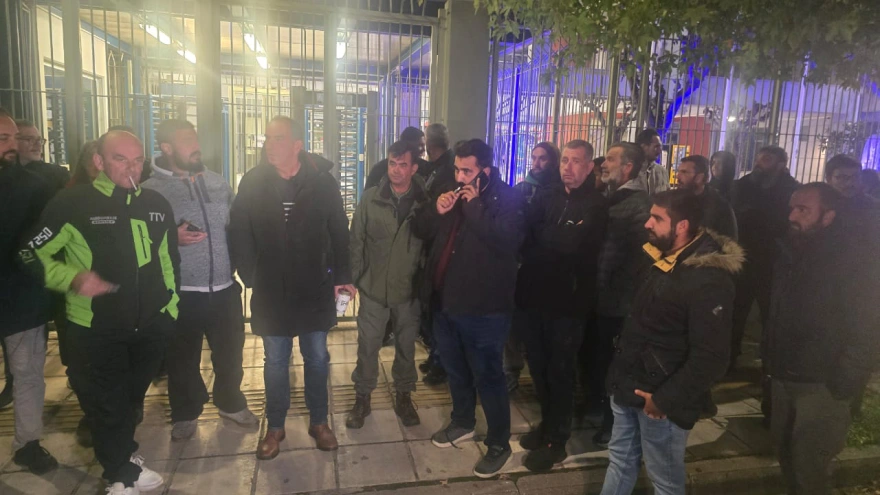 Λάρισα: Συγκέντρωση αγροτών έξω από την αστυνομική διεύθυνση – Ζητούν να αφεθούν ελεύθεροι οι συνάδελφοί τους