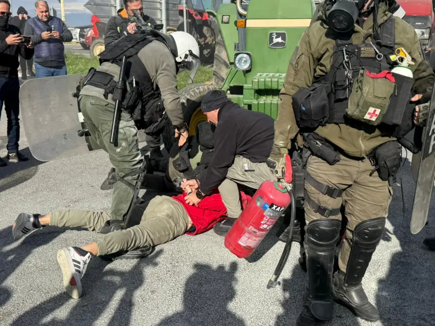 Κομμένη «στα δύο» η Ελλάδα από τα μπλόκα των αγροτών – Χημικά και συλλήψεις σε Νίκαια και Πλατύκαμπο (upd)