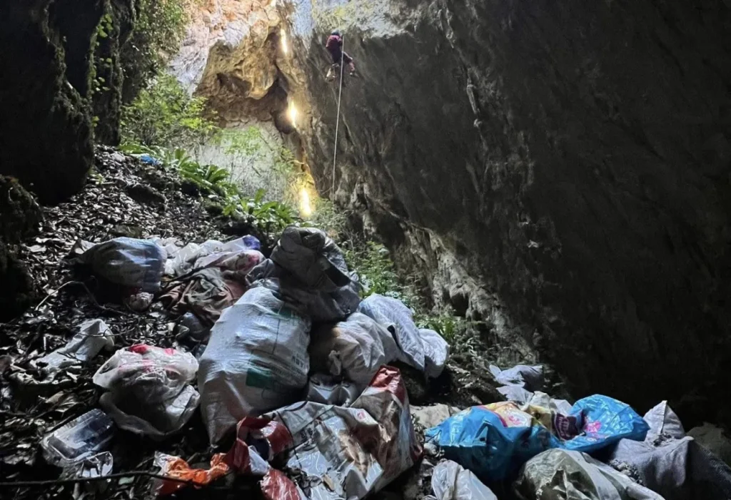 Φρίκη στο Πήλιο: Πέταξαν κουτάβια σε γκρεμό από ύψος 20 μέτρων! (φωτο)