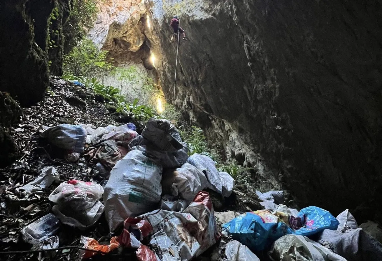 Φρίκη στο Πήλιο: Πέταξαν κουτάβια σε γκρεμό από ύψος 20 μέτρων! (φωτο)