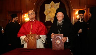 Παρών στη θρονική εορτή του Οικουμενικού Πατριαρχείου ο Πάπας Λέων ο ΙΔ’ – Τι δήλωσε στην Εκκλησία των Αρμενίων