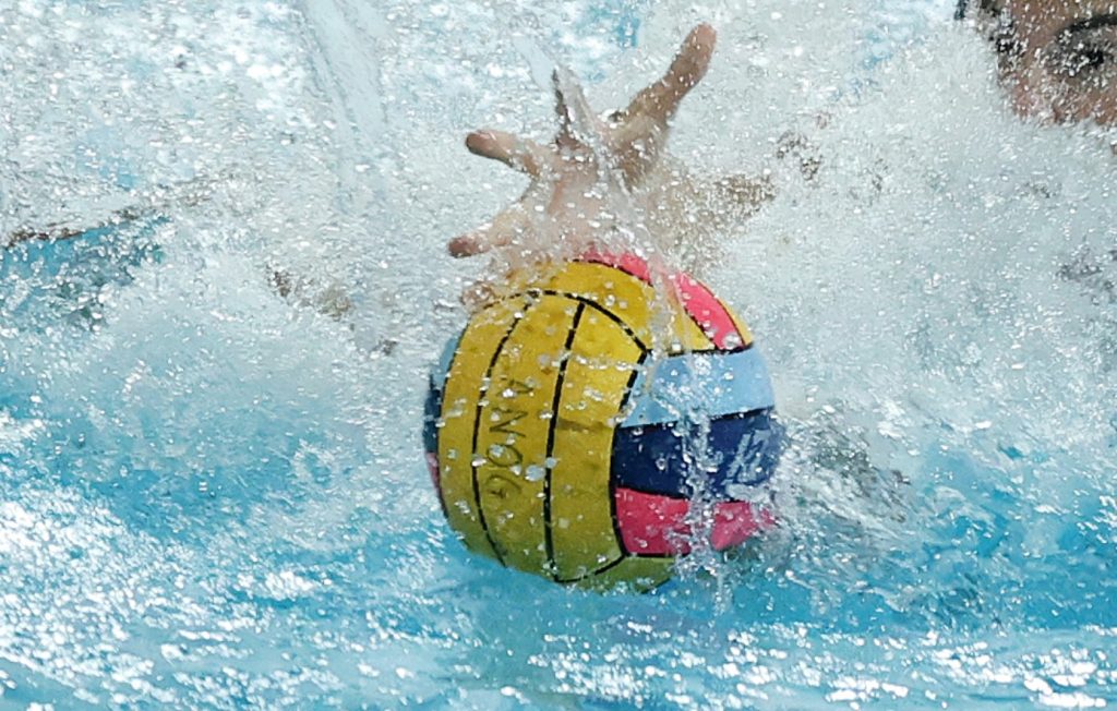 Σοκαριστικό περιστατικό ξυλοδαρμού σε αγώνα πόλο στην Πάτρα: Παίκτης «άνοιξε» την μύτη αντιπάλου του