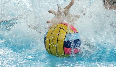 Σοκαριστικό περιστατικό ξυλοδαρμού σε αγώνα πόλο στην Πάτρα: Παίκτης «άνοιξε» την μύτη αντιπάλου του