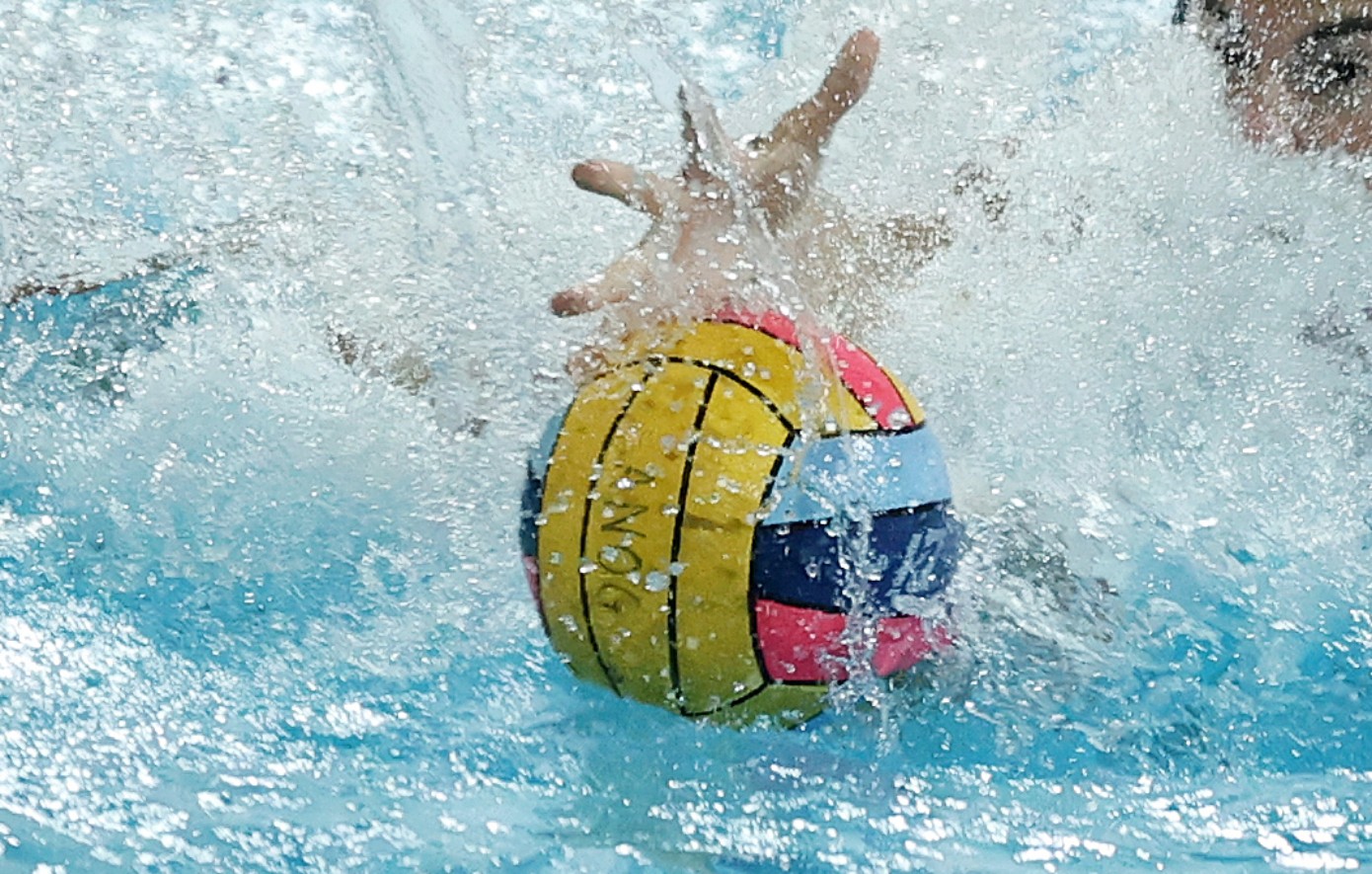 Σοκαριστικό περιστατικό ξυλοδαρμού σε αγώνα πόλο στην Πάτρα: Παίκτης «άνοιξε» την μύτη αντιπάλου του