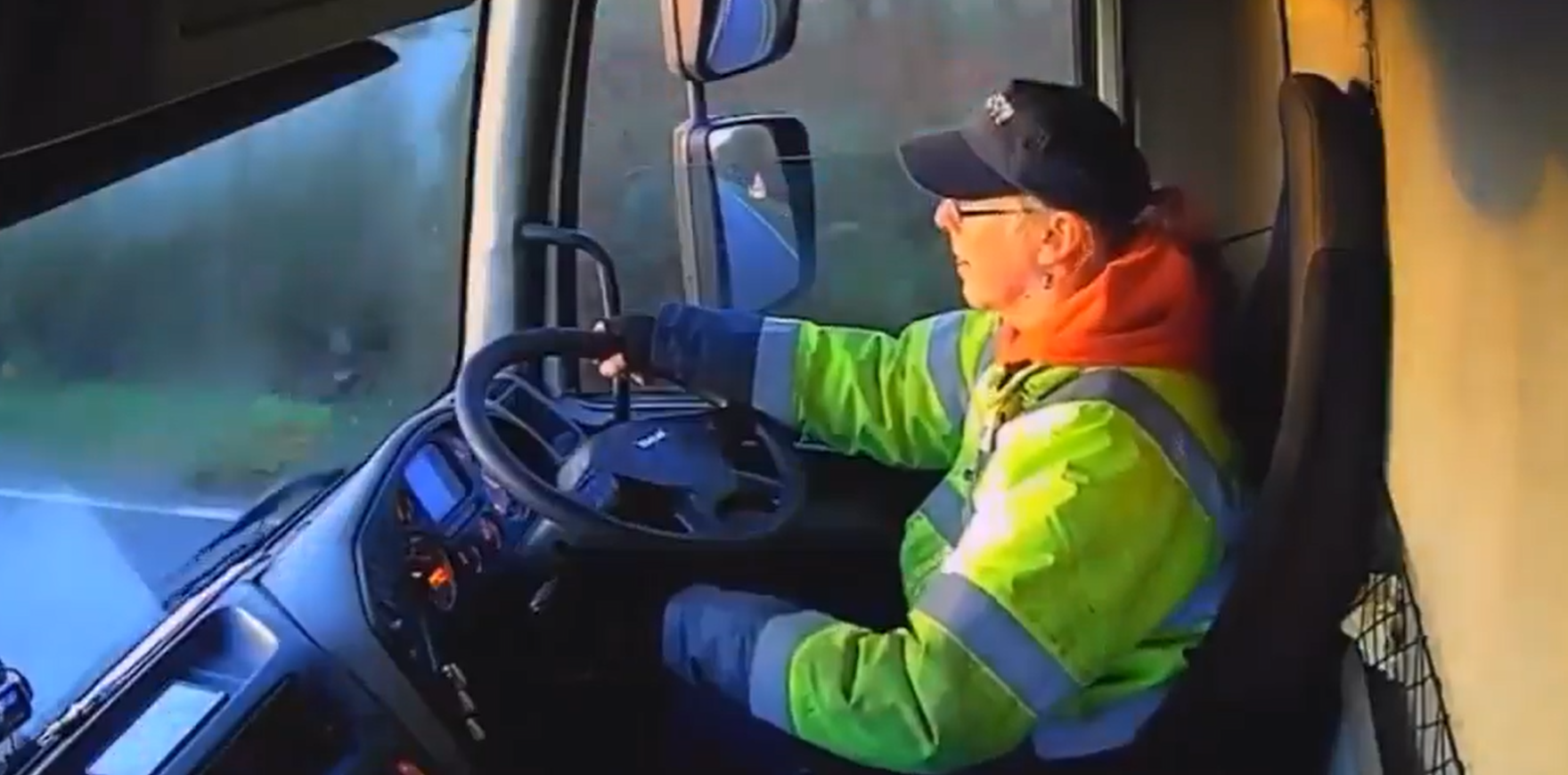 Βρετανία: Η στιγμή που οδηγός φορτηγού με θαμπό παρμπρίζ «καρφώνεται» σε βαν (βίντεο)