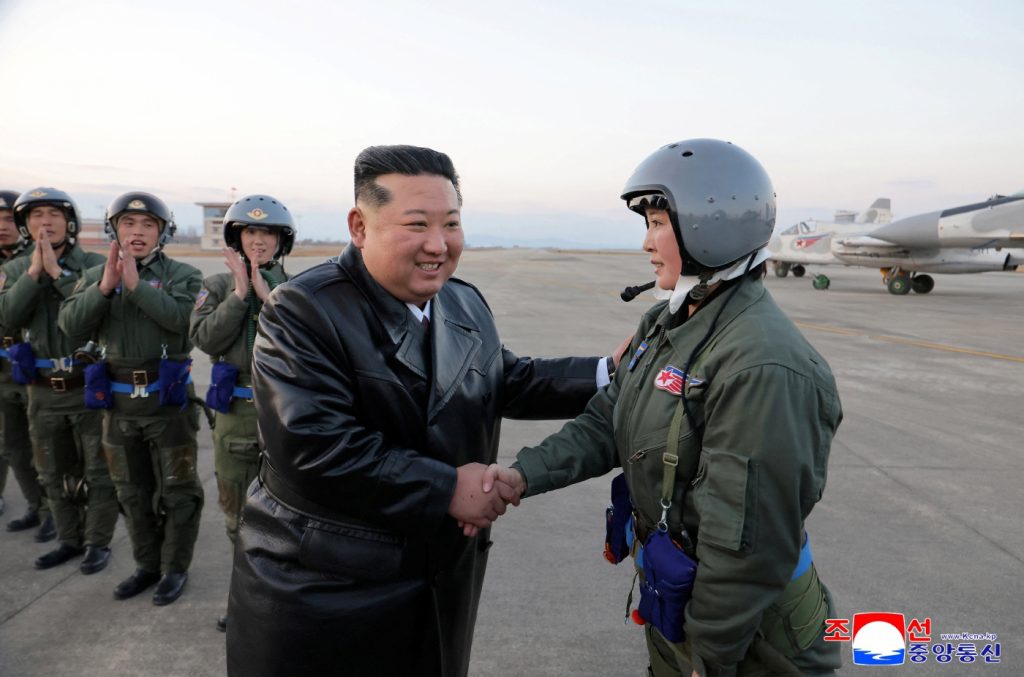 Ο Κιμ και η κόρη του παρευρέθηκαν στην 80ή επέτειο της Αεροπορίας της Βόρειας Κορέας – «Θα πάρουμε νέα μαχητικά»