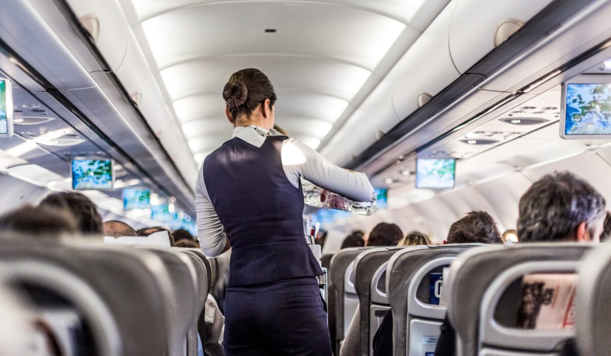 Δείτε πώς οι αεροσυνοδοί «τιμωρούν» όσους αρνούνται να αλλάξουν θέση στο αεροπλάνο