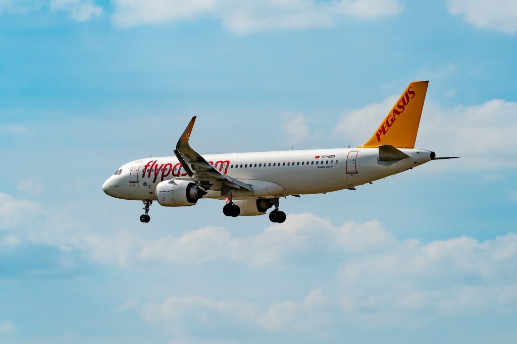 «Πανικός» στον αέρα σε πτήση της τουρκικής Pegasus Airlines: Το αεροσκάφος χτυπήθηκε δύο φορές από κεραυνό (βίντεο)
