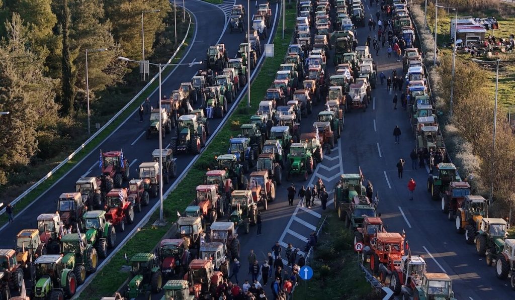 Στα άκρα οι σχέσεις της κυβέρνησης με την κοινωνία: Η αγροτική εξέγερση δεν θα σταματήσει εύκολα (upd)