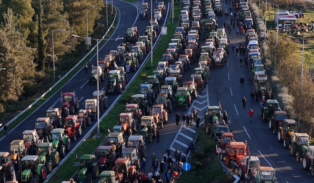 Στα άκρα οι σχέσεις της κυβέρνησης με την κοινωνία: Η αγροτική εξέγερση δεν θα σταματήσει εύκολα (upd)