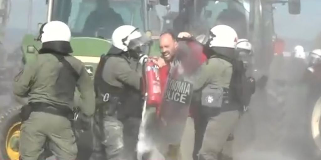 Η απόγνωση του κτηνοτρόφου καθώς τον συλλαμβάνουν τα ΜΑΤ: «Μου έσφαξαν όλα τα ζώα και χρωστάω παντού»