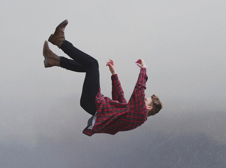 Βίντεο: Άντρας στην Βραζιλία πέφτει από το παράθυρο στο κενό για να γλιτώεσει από μία τρανσ