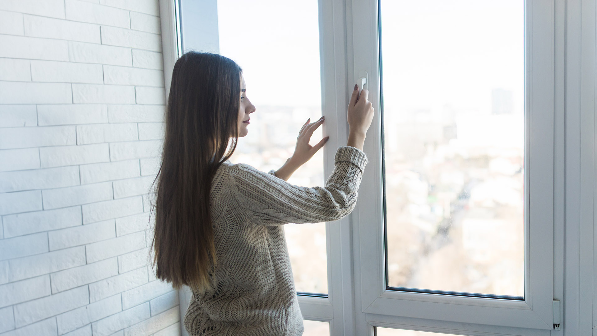 Δεν πάει ο νους σας: Δείτε γιατί δεν πρέπει να αερίζετε το σπίτι σας μεταξύ 8:00 και 10:00 το πρωί το χειμώνα