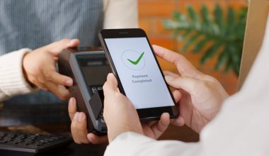 Από σήμερα γίνονται υποχρεωτικές οι πληρωμές μέσω IRIS: Τι σημαίνει για τους επαγγελματίες- «Τσουχτερά» τα πρόστιμα