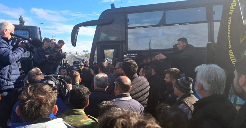 Στα δικαστήρια πήγαν τους αγρότες που διαμαρτύρονταν και συνελήφθησαν στο μπλόκο της Νίκαιας