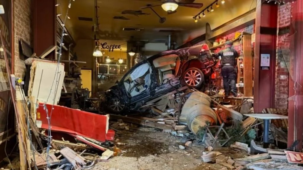 Στη δημοσιότητα τα πλάνα από το «κάρφωμα» αυτοκινήτου σε καφετέρια της Καλιφόρνια (βίντεο)