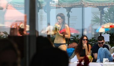 Το μαύρο μπικίνι της Ροσαλία τράβηξε τα βλέμματα σε παραλία του Ρίο ντε Τζανέιρο – Δείτε φωτογραφίες