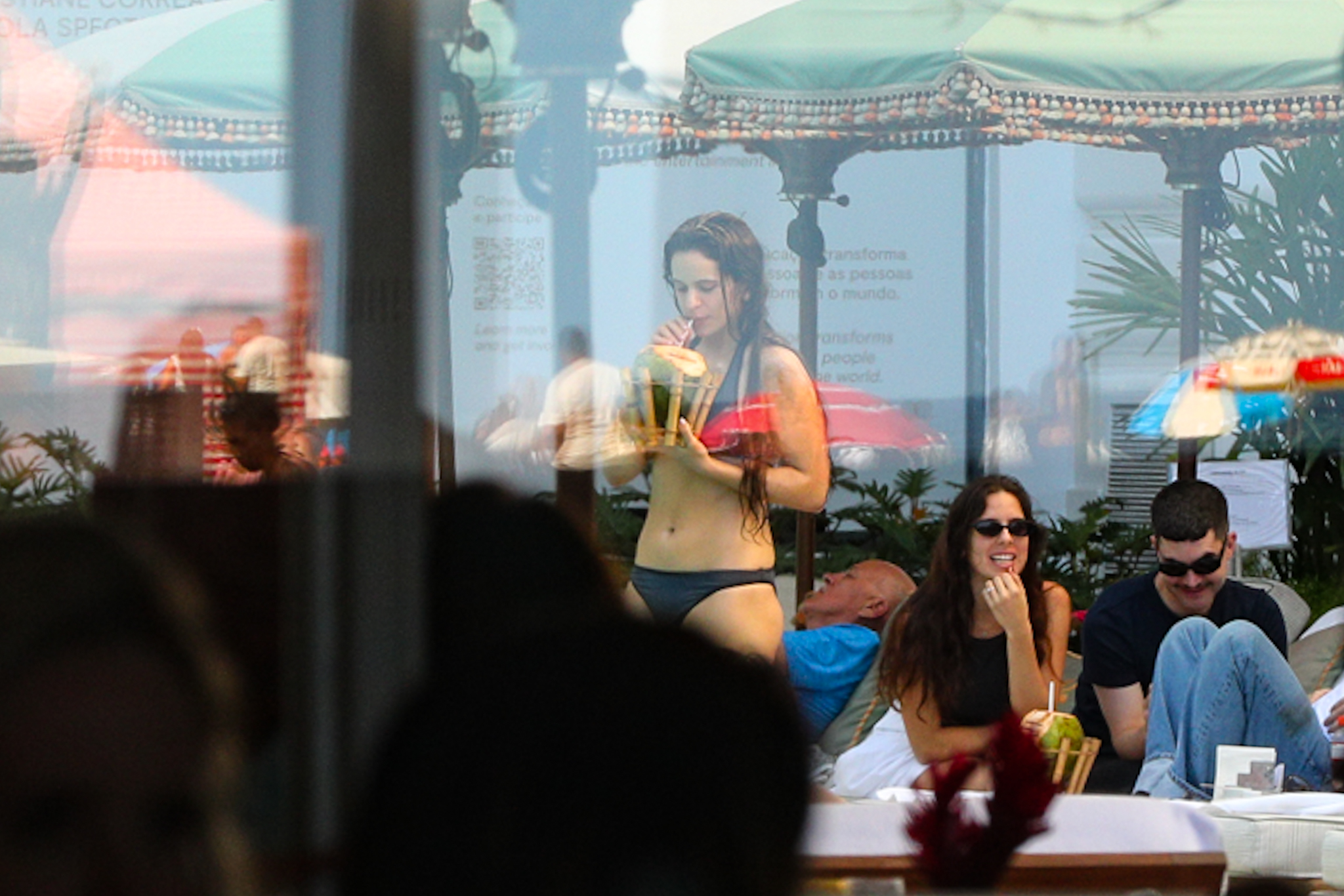 Το μαύρο μπικίνι της Ροσαλία τράβηξε τα βλέμματα σε παραλία του Ρίο ντε Τζανέιρο – Δείτε φωτογραφίες