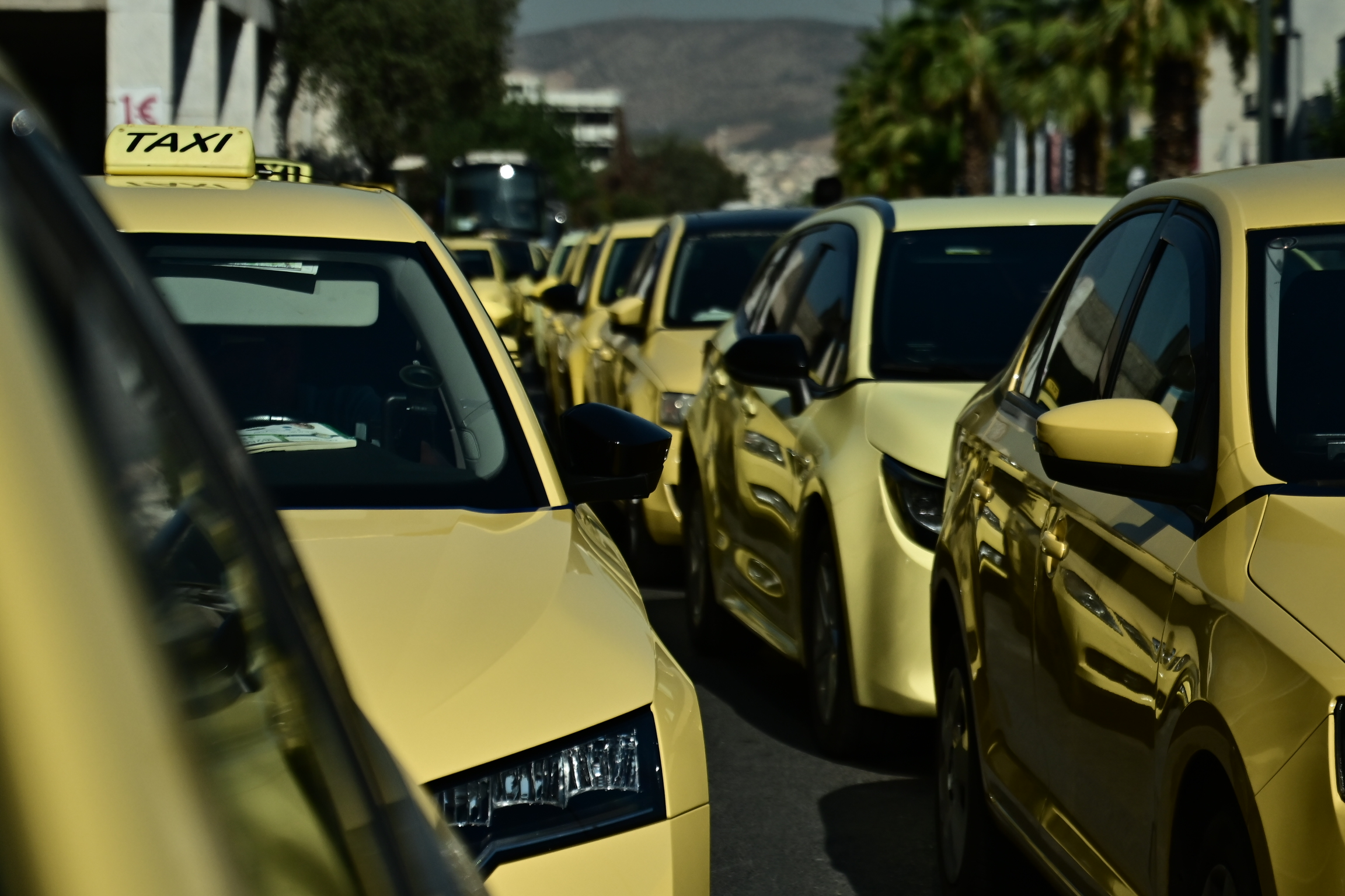 Σηκώνουν χειρόφρενα τα ταξί στις 2 και 3 Δεκεμβρίου σε όλη την Ελλάδα – Ποιος ο λόγος