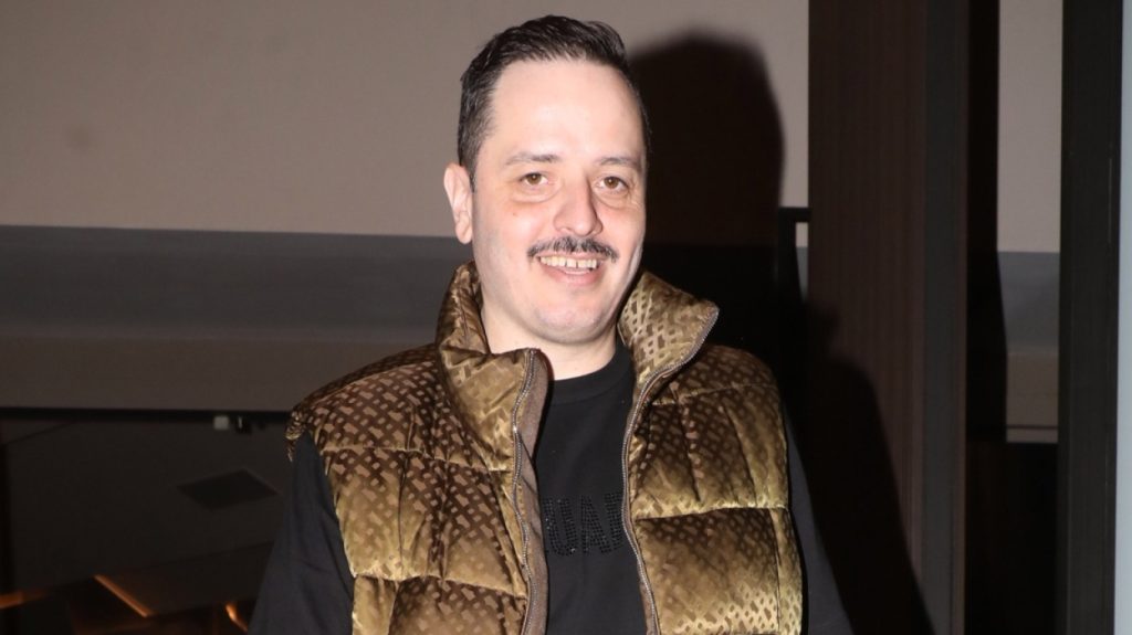 Αλέξανδρος Τσουβέλας: «Είπα σε θεατή “εξαφανίσου από εδώ για να μη σε κουτουλήσω”» (βίντεο)