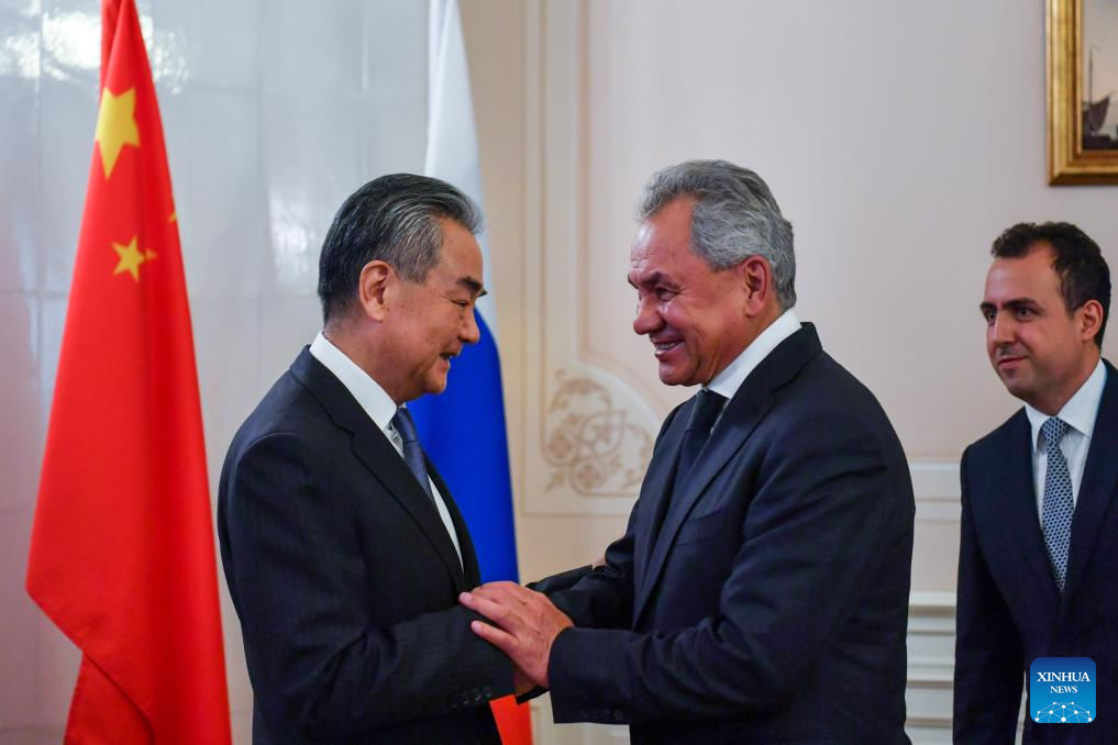 Στη Μόσχα και ο υπουργός Εξωτερικών της Κίνας