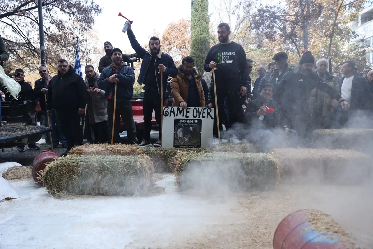 Λάρισα: Αγρότες πέταξαν γάλα, καλαμπόκι και άχυρο μπροστά από το Δικαστικό Μέγαρο (φώτο-βίντεο)
