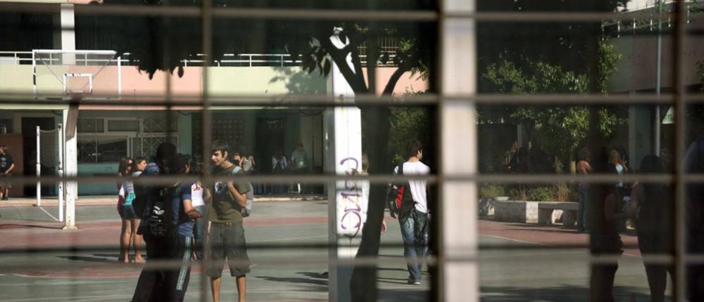 Χειροπέδες σε 52χρονο που κυκλοφορούσε γυμνός έξω από δημοτικό σχολείο στο Αιγάλεω