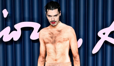 Lyas Medini: Ο influencer που πήγε με κοστούμι… που απεικονίζει γυμνό αντρικό σώμα στα British Fashion Awards