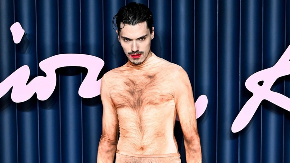 Lyas Medini: Ο influencer που πήγε με κοστούμι… που απεικονίζει γυμνό αντρικό σώμα στα British Fashion Awards