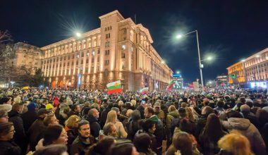 Χιλιάδες Βούλγαροι διαδήλωσαν κατά της κυβέρνησης για τις αυξήσεις φόρων: «Μαφιόζοι, παραιτηθείτε» (βίντεο)