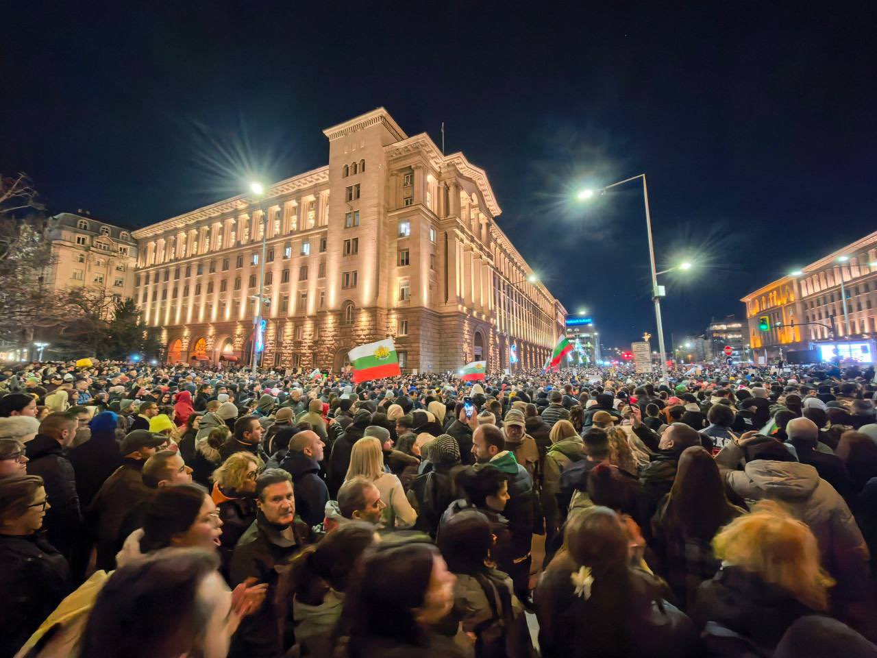 Χιλιάδες Βούλγαροι διαδήλωσαν κατά της κυβέρνησης για τις αυξήσεις φόρων: «Μαφιόζοι, παραιτηθείτε» (βίντεο)
