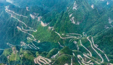 Βίντεο: Ο πιο τρελός αυτοκινητόδρομος του κόσμου – Πάνω σε μία κινεζική κορυφογραμμή!