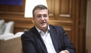 Α.Τζιτζικώστας στην Handelsblatt: «Η Κομισιόν ανοίγει τον δρόμο για παραγωγή κινητήρων καύσης και μετά το 2035»