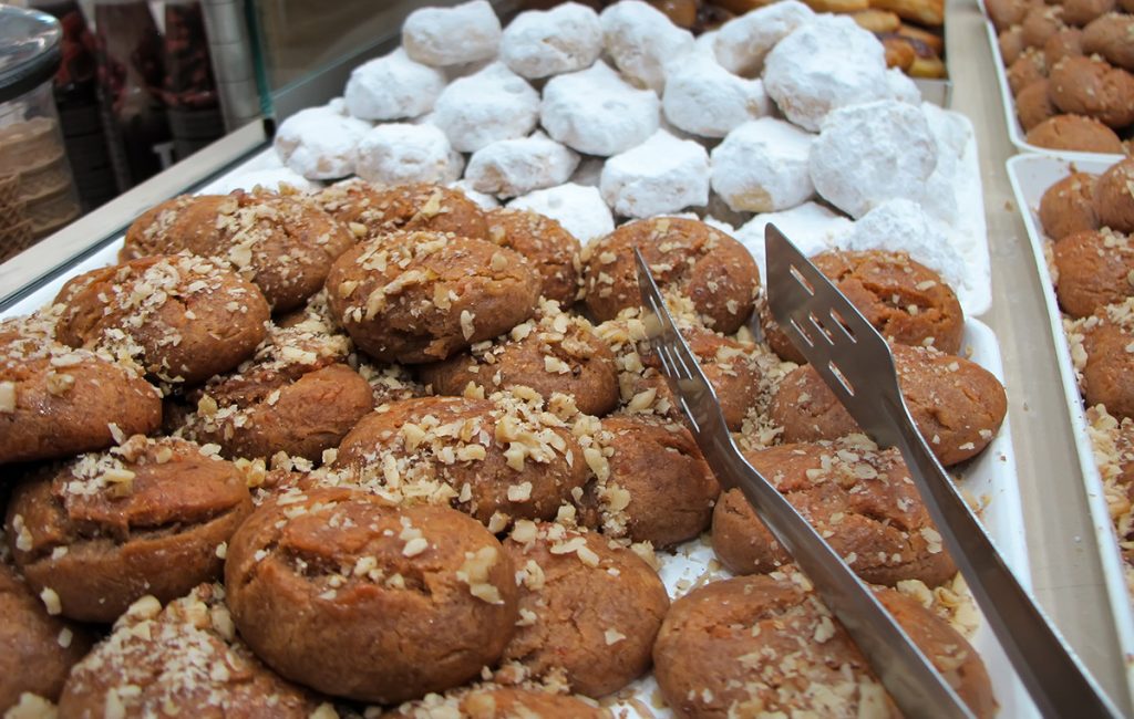 Για… λίγους φέτος τα μελομακάρονα και οι κουραμπιέδες: Στα ύψη οι τιμές των χριστουγεννιάτικων γλυκισμάτων