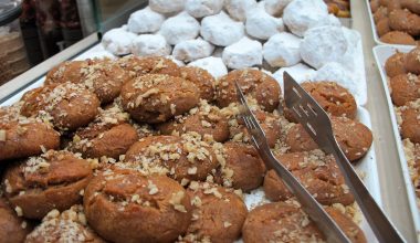 Για… λίγους φέτος τα μελομακάρονα και οι κουραμπιέδες: Στα ύψη οι τιμές των χριστουγεννιάτικων γλυκισμάτων