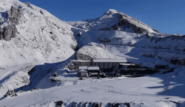 «Ντύθηκε» στα λευκά ο Παρνασσός: Έπεσαν τα πρώτα χιόνια (βίντεο)