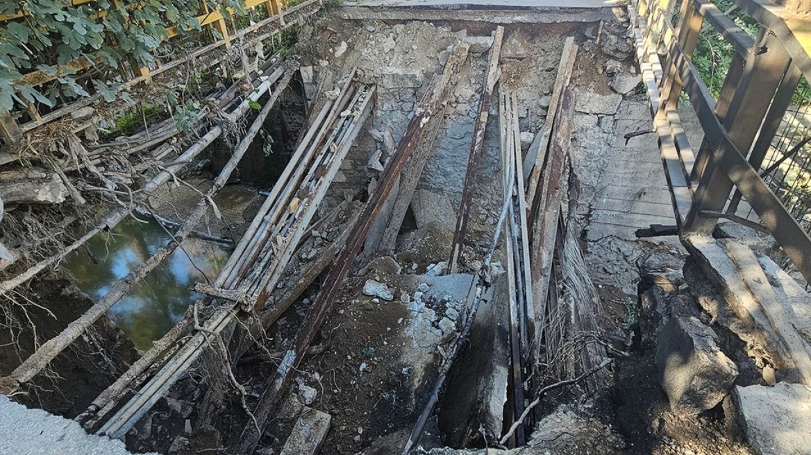 Κυκλοφοριακά προβλήματα στον Ταύρο: Κατέρρευσε μικρή γέφυρα σε παράδρομο της Πέτρου Ράλλη