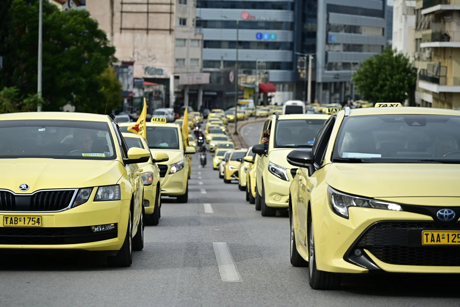Χωρίς ταξί σήμερα και η αύριο η χώρα: Ξεκίνησε η 48ωρη απεργία των οδηγών