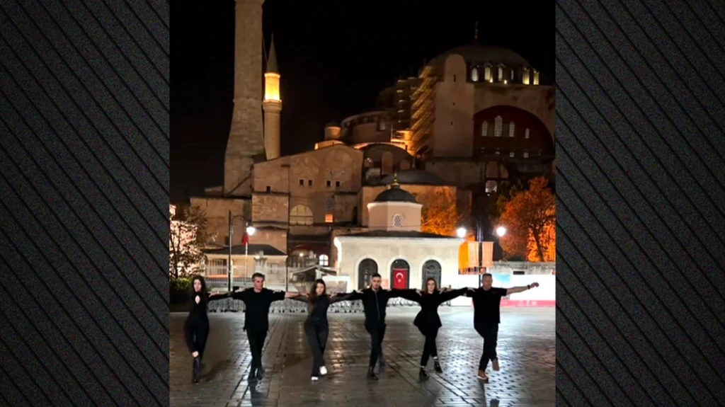 Βίντεο: Έλληνες χορεύουν «Τ’ άγια χώματα της Πόλης» μπροστά από την Αγία Σοφία!