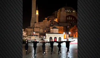 Βίντεο: Έλληνες χορεύουν «Τ’ άγια χώματα της Πόλης» μπροστά από την Αγία Σοφία!