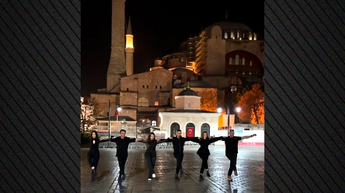 Βίντεο: Έλληνες χορεύουν «Τ’ άγια χώματα της Πόλης» μπροστά από την Αγία Σοφία!