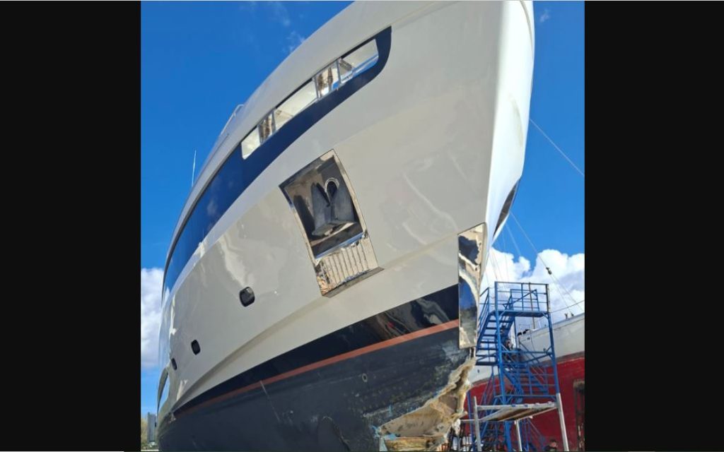 Ρυμουλκήθηκε η θαλαμηγός με σημαία Βουλγαρίας στον Σαρωνικό Κόλπο – Δείτε φωτογραφίες