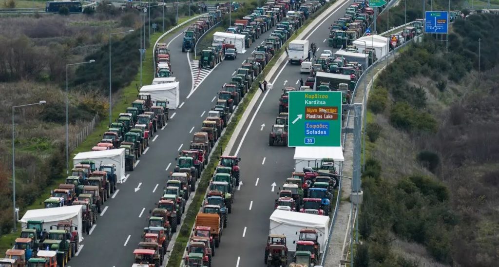 «Μετωπική» των αγροτών με την κυβέρνηση: Κλειστός ο Ε65 – Συνεχίζονται τα μπλόκα