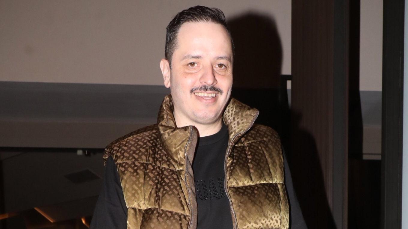 Αλέξανδρος Τσουβέλας: «Είπα σε θεατή “εξαφανίσου από εδώ για να μη σε κουτουλήσω”» (βίντεο)